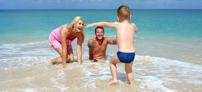 Een gelukkig gezin spelen lekker op het strand